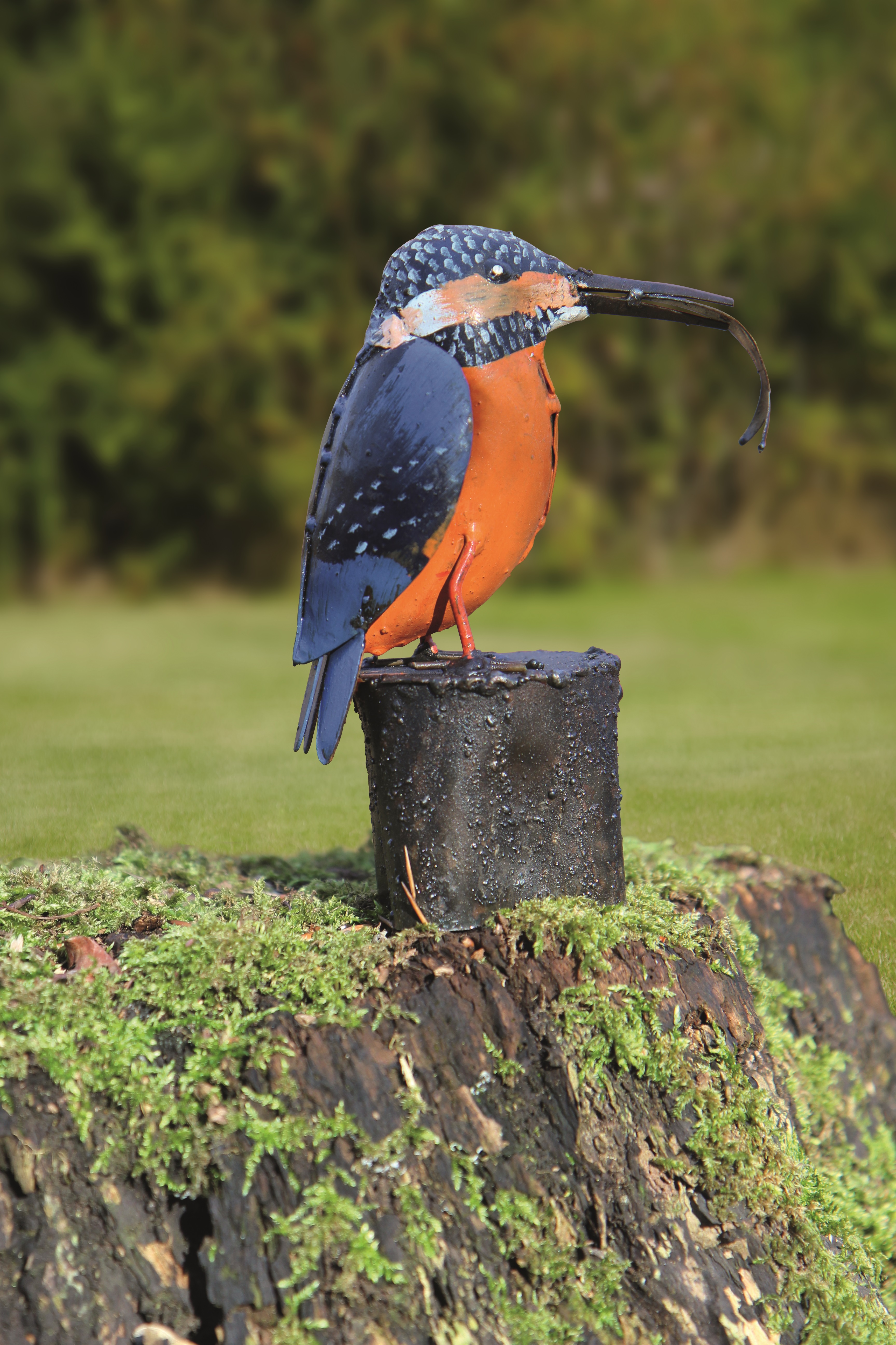 Gartenskulptur Eisvogel mit Fisch