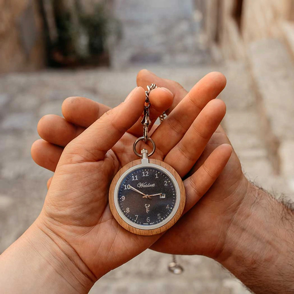 Taschenuhr aus Eichenholz